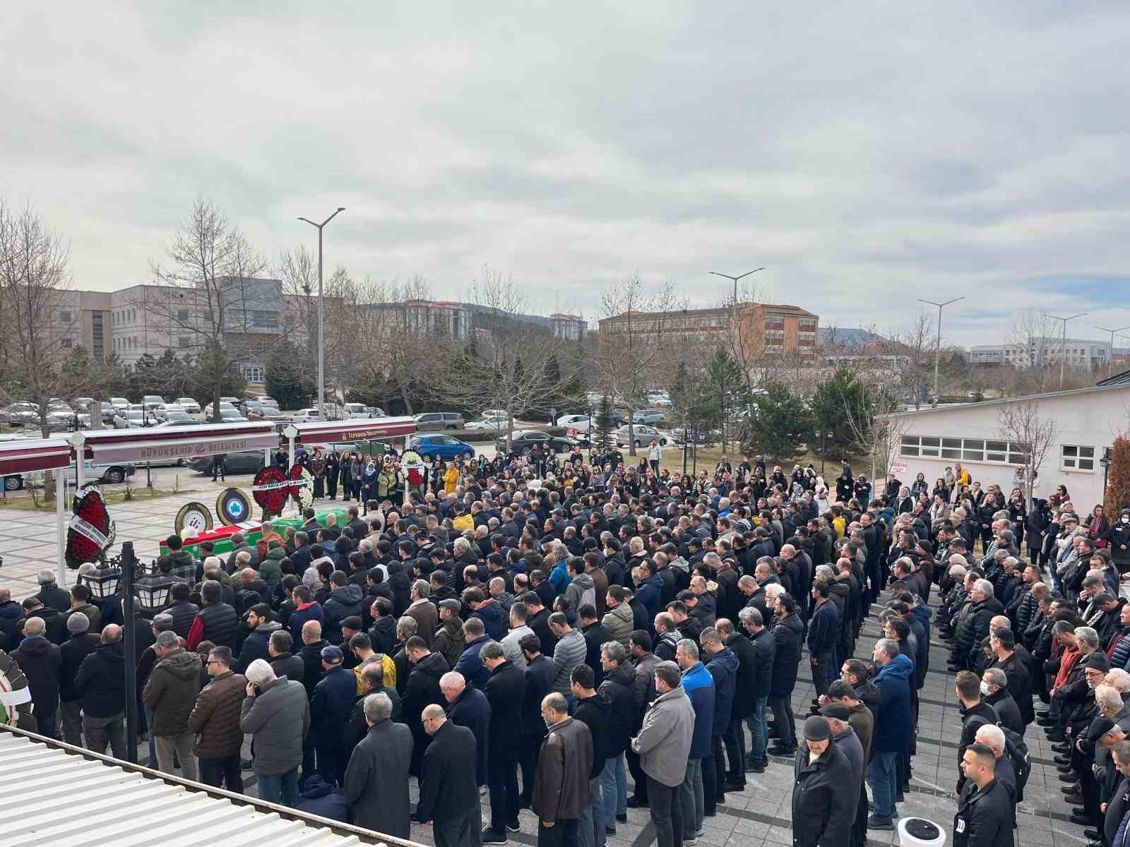 Eskişehir’de trafik kazasında hayatını kaybeden akademisyen ve kızı sonuç yolculuğuna uğurlandı