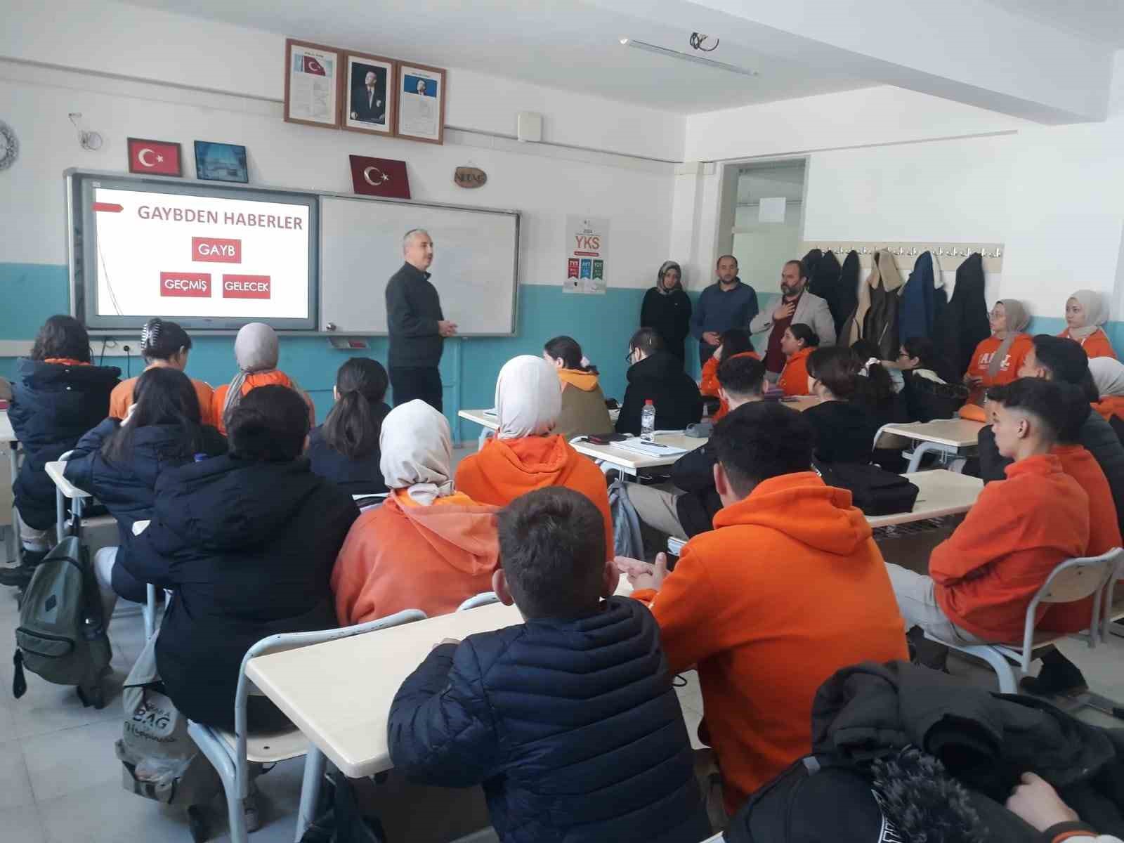 İzmir’de “Kur’an-ın Mucizeleri” konferanslarına öğrencilerden yoğun ilgi
