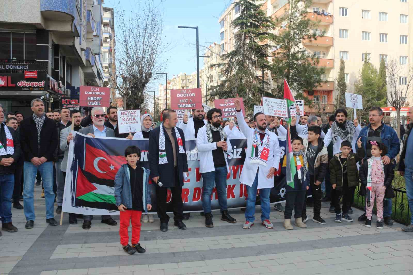 Sağlık &ccedil;alışanları Gazze i&ccedil;in sessiz y&uuml;r&uuml;y&uuml;ş d&uuml;zenledi
