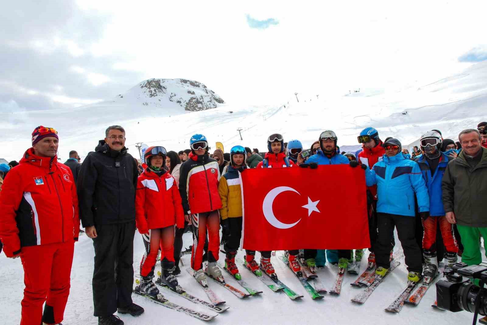 Hakkari’de kar festivali coşkusu