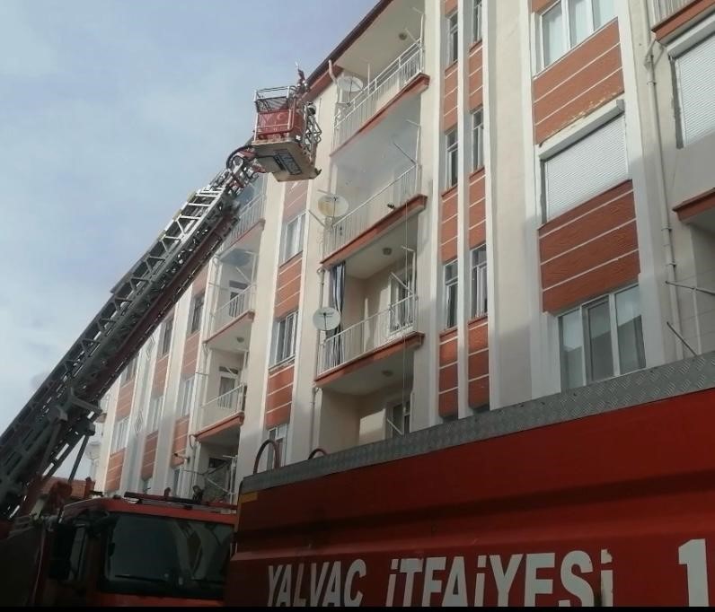 Balkona bırakılan soba kovası yangına sebep oldu
