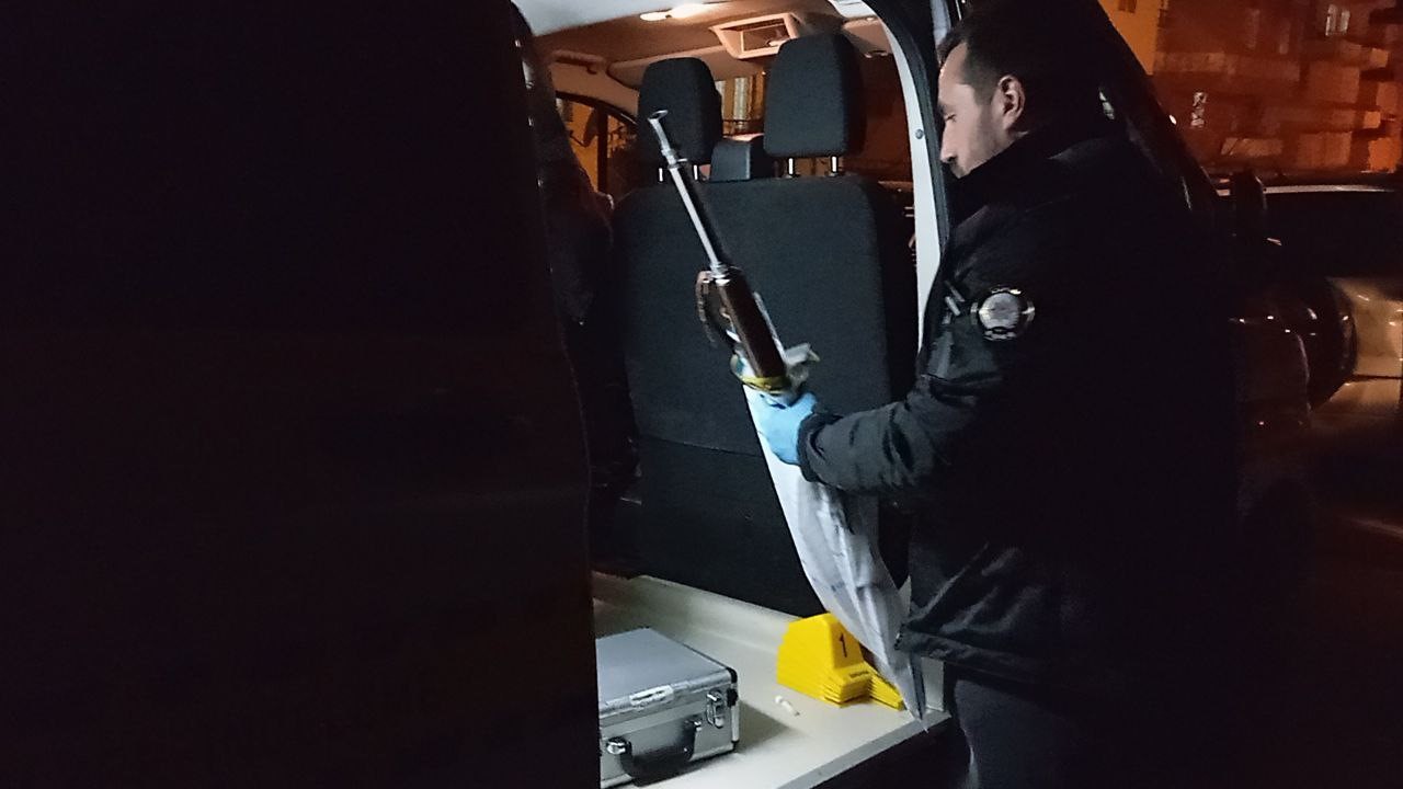 Elindeki tüfek ateş alınca kazara kendini vurdu