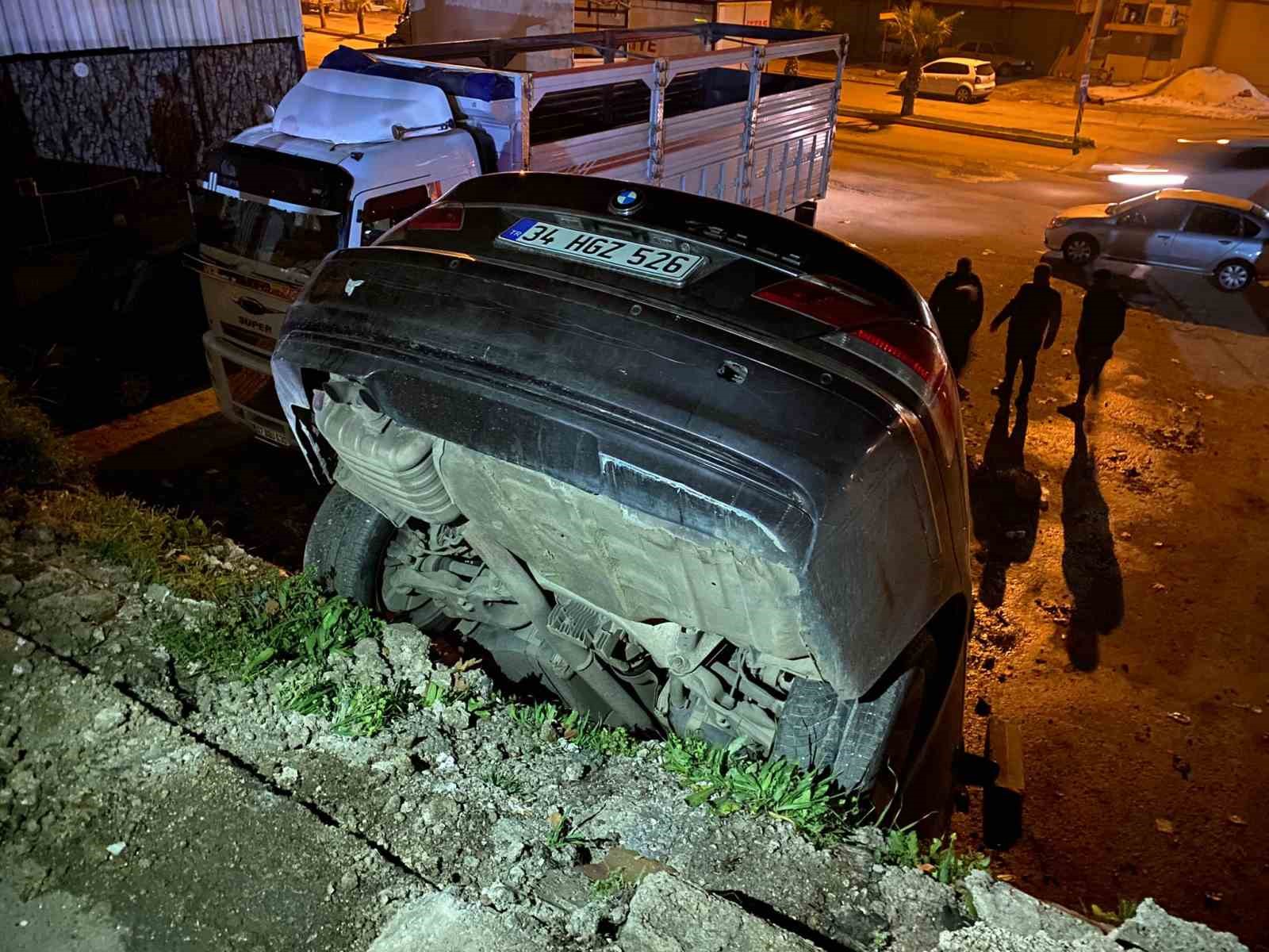 Yolu şaşıran sürücü 5 metrelik istinat duvarından aşağı düştü
