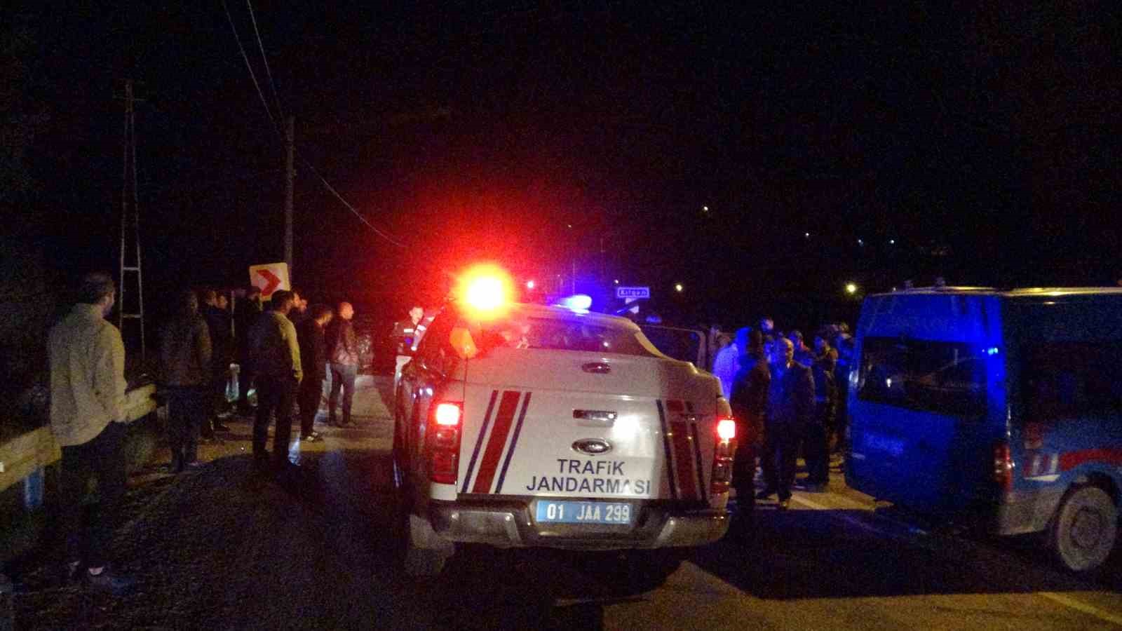Adana&rsquo;da otomobiller kafa kafaya &ccedil;arpıştı: 2 yaralı
