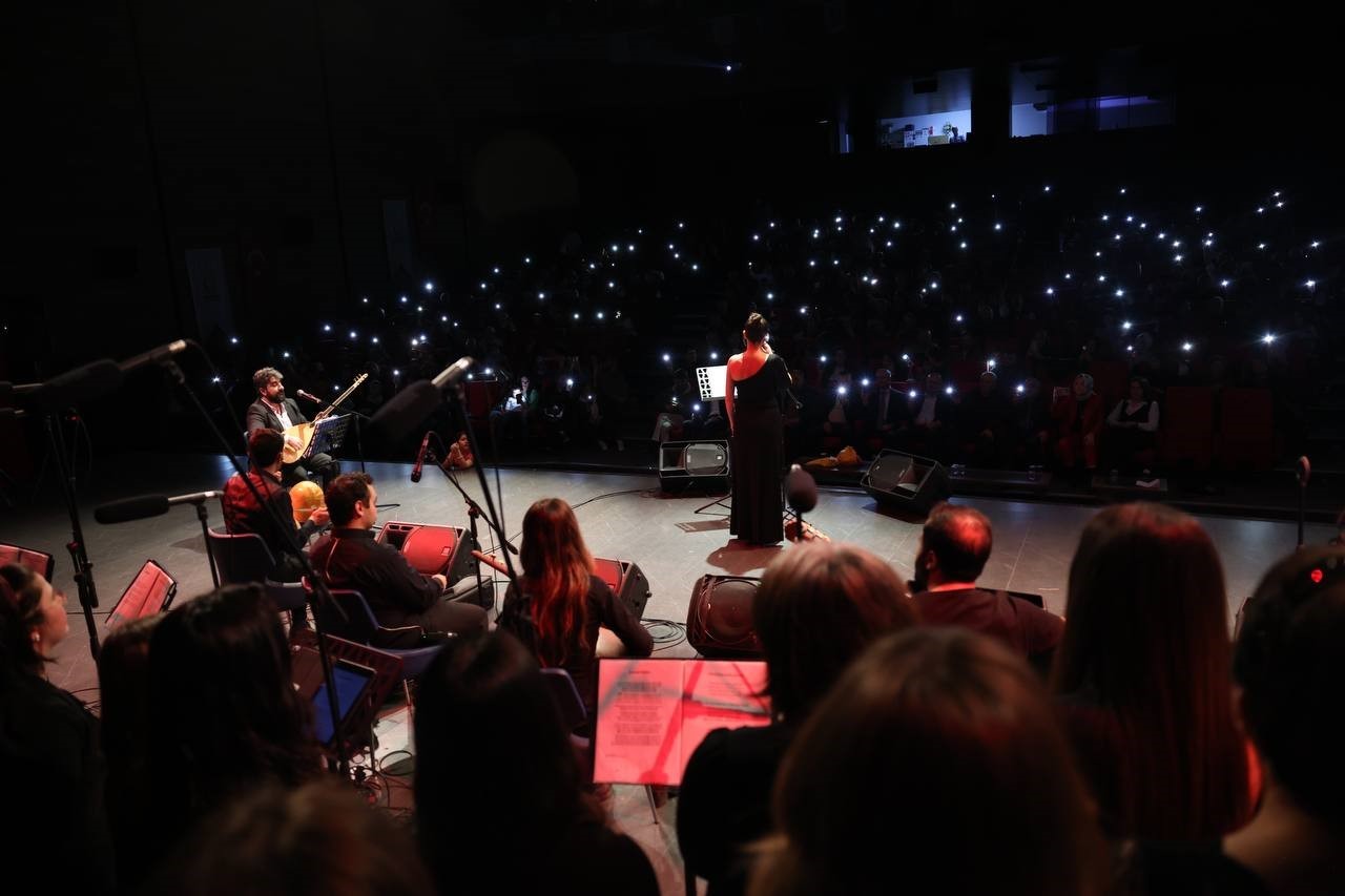 Belediye başkanı sahneye çıktı, kulakların pasını sildi 