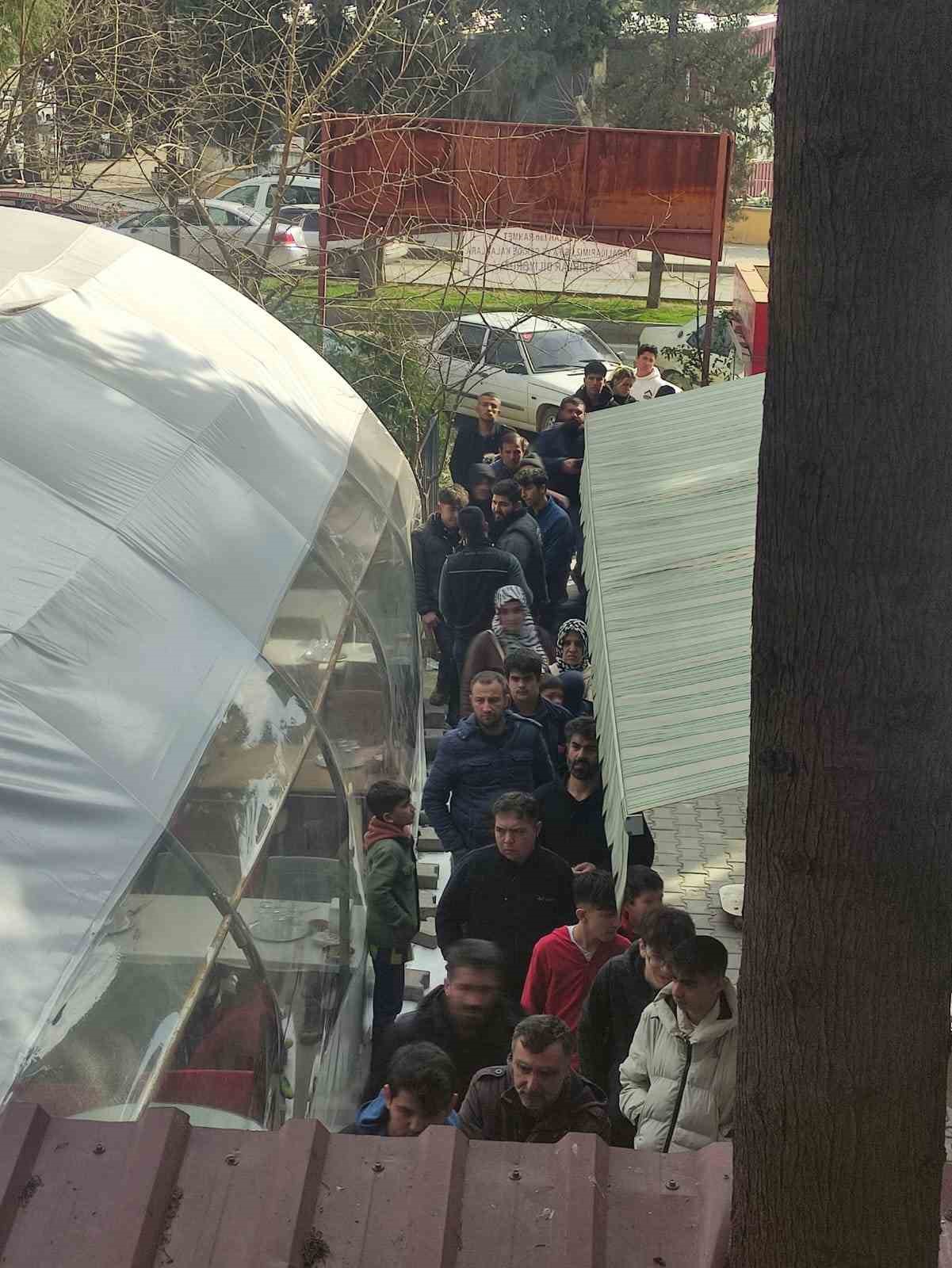 Depremin yıl d&ouml;n&uuml;m&uuml;nde &uuml;cretsiz yemek ikramı
