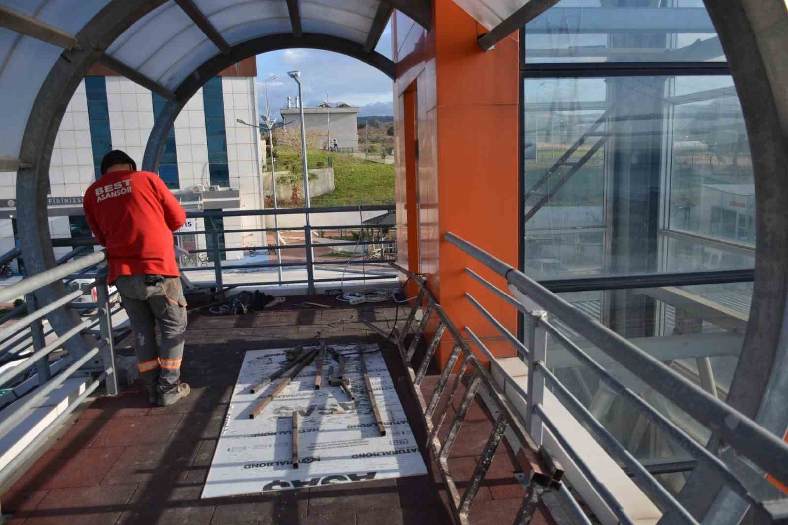 Lapseki’de üst geçitte asansör çalışmaları başladı