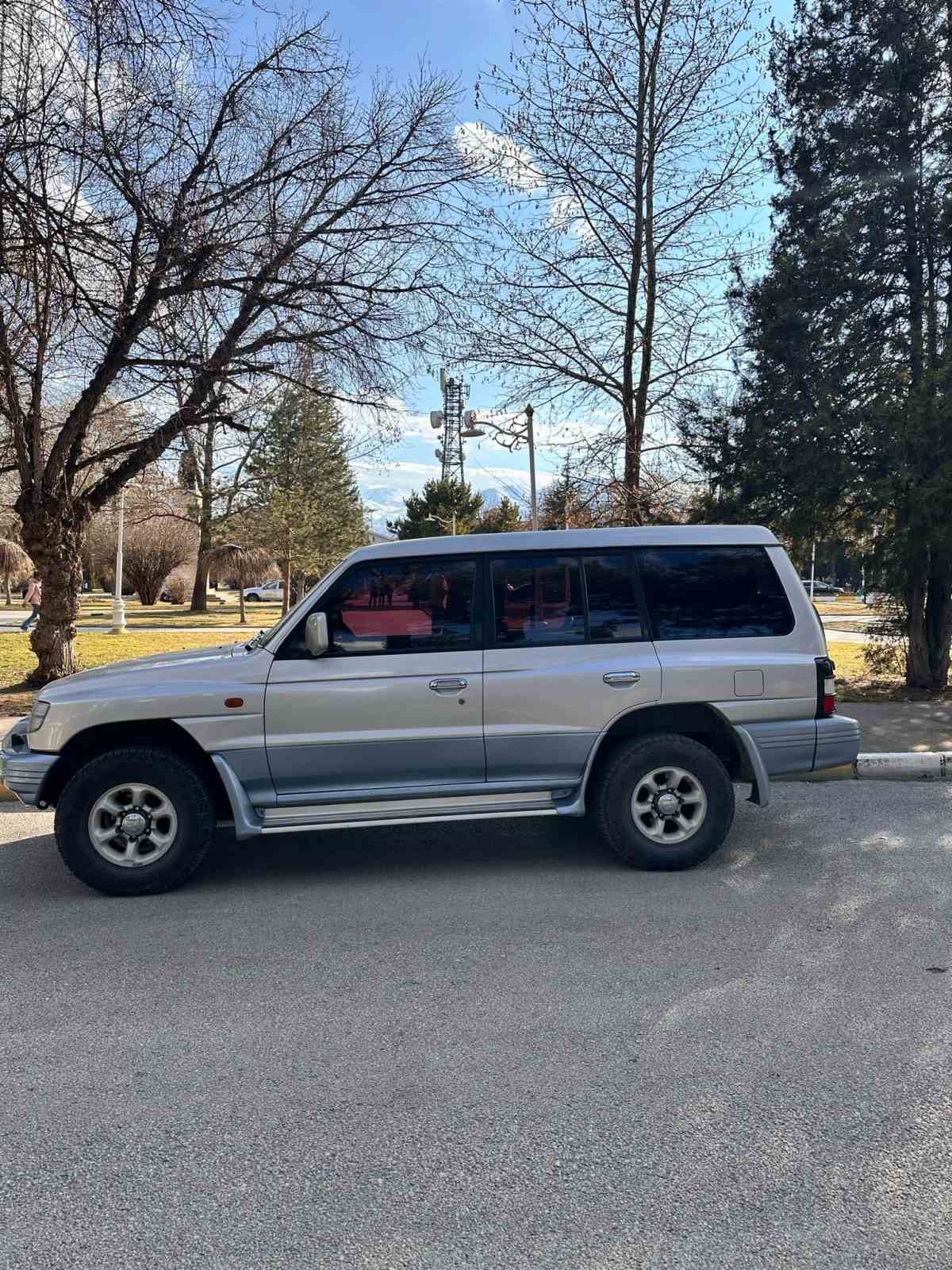 Efsane Vali Yazıcıoğlu&rsquo;nun makam aracını yıllar sonra &lsquo;Hatıran Yeter&rsquo; şarkısı eşliğinde Vali Aydoğdu kullandı
