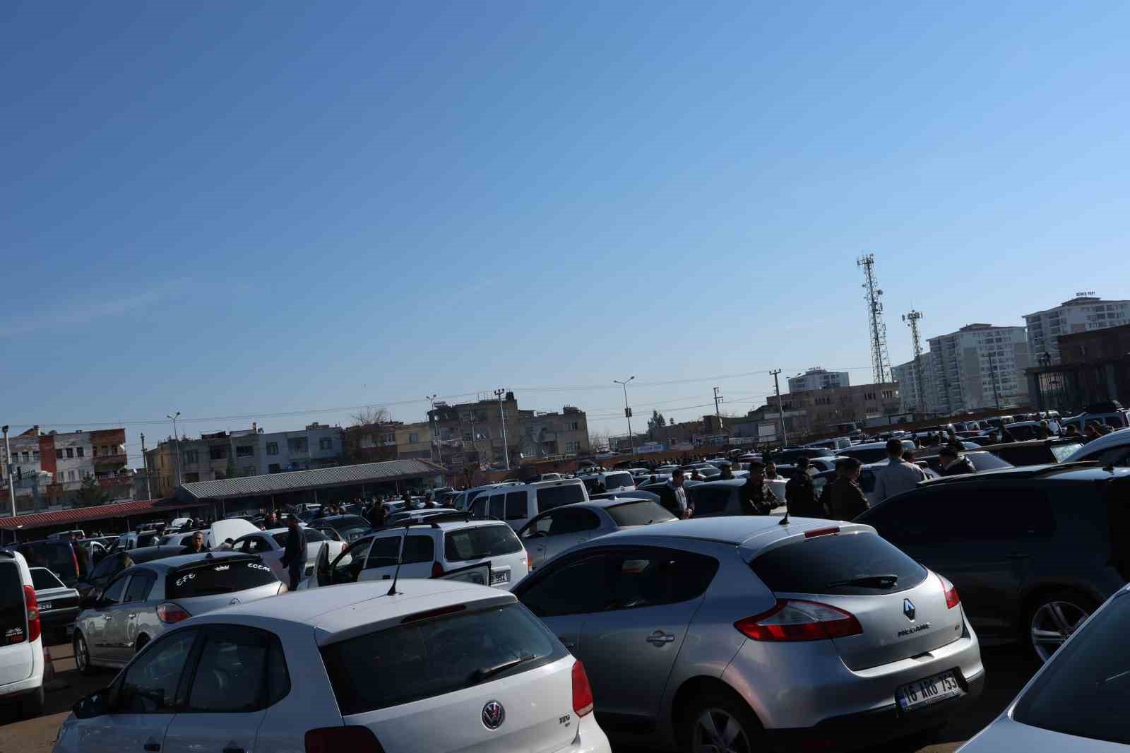 Diyarbakır a&ccedil;ık oto pazarında hafta sonu yoğunluğu
