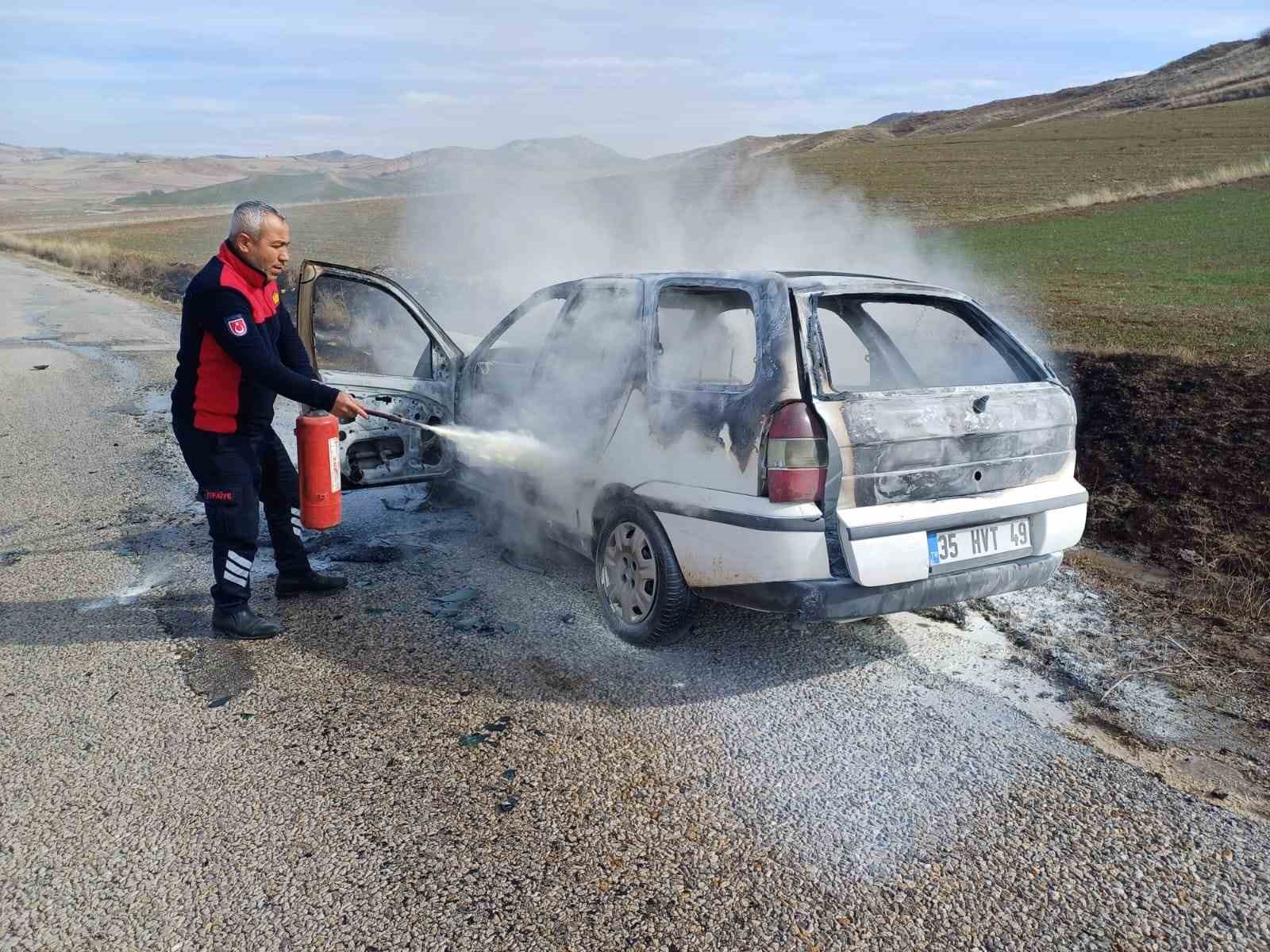 Seyir halindeki otomobil alev alev yandı