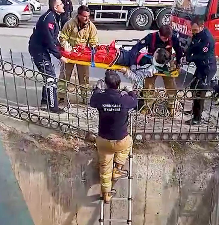 Motosikletiyle demir korkuluğa &ccedil;arpan s&uuml;r&uuml;c&uuml; derenin i&ccedil;ine savruldu
