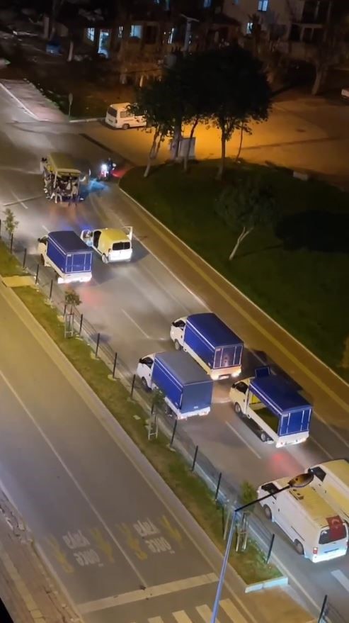 Kasası açık kamyonetle yolu kapatıp asker eğlencesi düzenlediler
