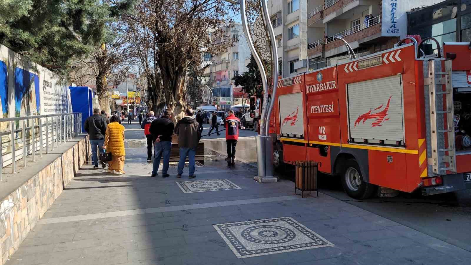 Silvan’da silahlı kavgada yoldan geçenler kurşunların hedefi oldu
