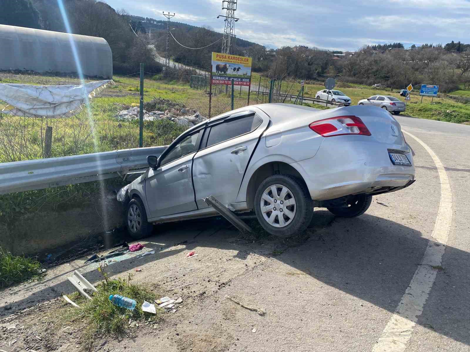 Pendik’te 2 otomobilin çarpıştığı kazada 3 kişi yaralandı
