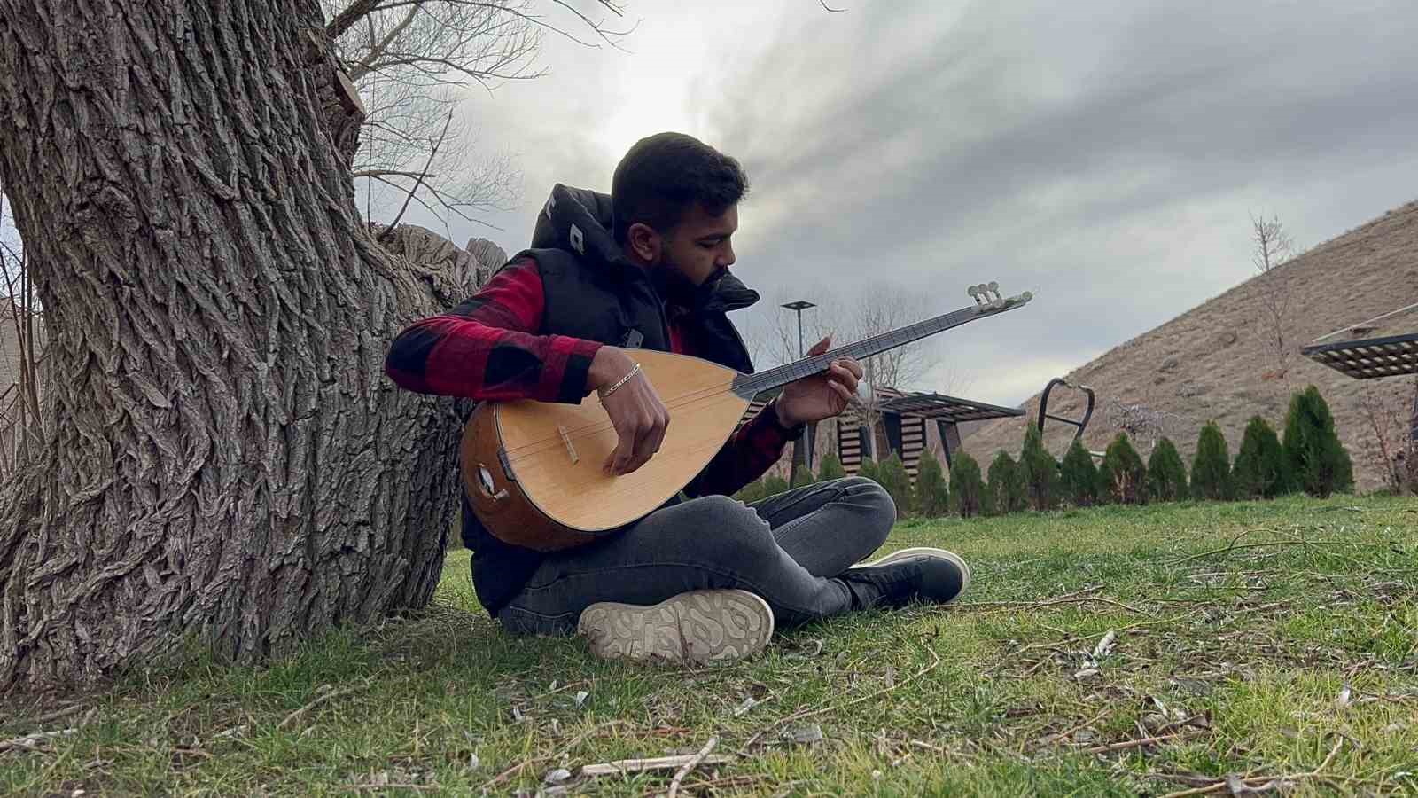 Kulak aşinalığıyla &ouml;ğrendiği bağlama ile ge&ccedil;imini sağlıyor
