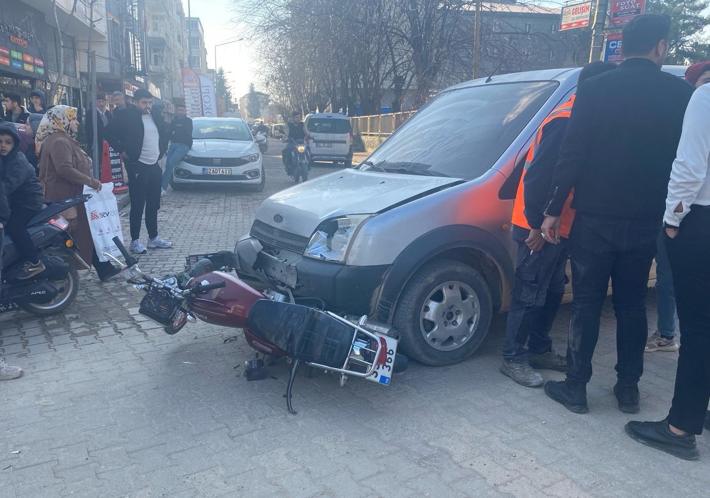 Akrobasi hareketlerde bulunan motosiklet hafif ticari araçla çarpıştı
