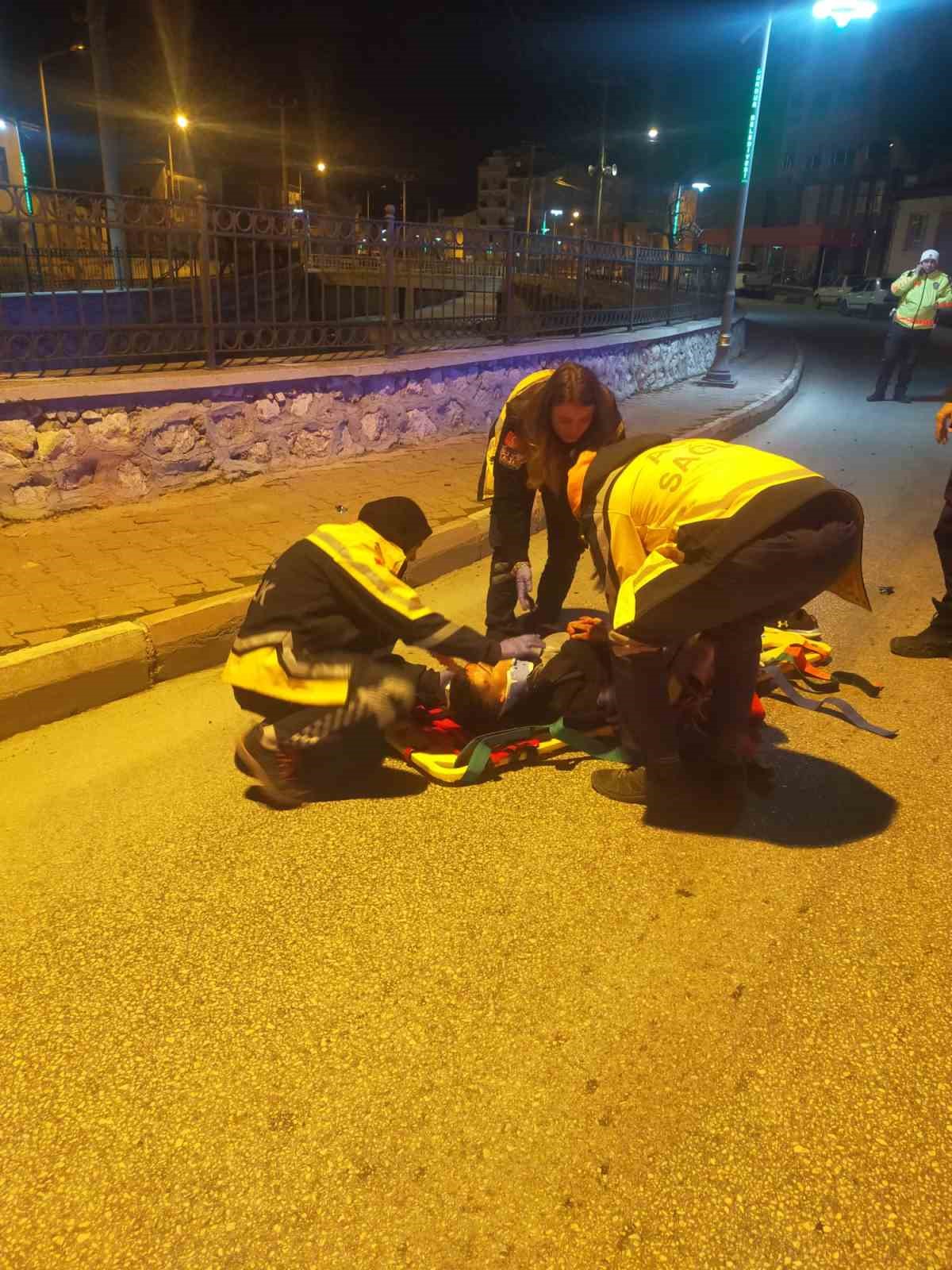 Burdur&rsquo;da kontrol&uuml; kaybedip motordan d&uuml;şen alkoll&uuml; s&uuml;r&uuml;c&uuml; yaralandı
