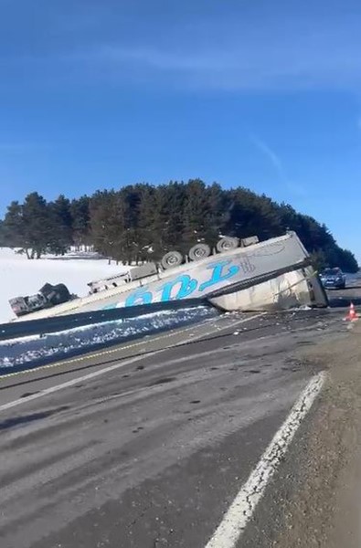 Ardahan’da buzlanma nedeniyle tır devrildi, yol kısa süreli ulaşıma kapatıldı