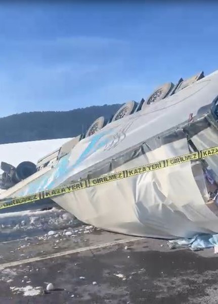 Ardahan’da buzlanma nedeniyle tır devrildi, yol kısa süreli ulaşıma kapatıldı
