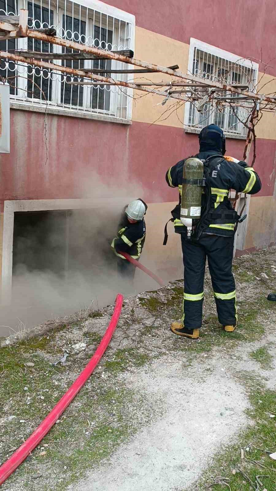Burdur&rsquo;da elektrikli battaniye az daha evi yakıyordu
