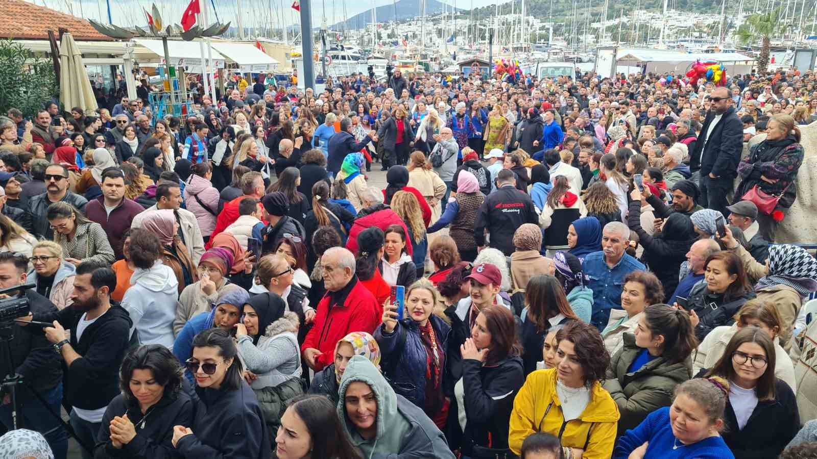 Bodrum’daki festivalde 3 ton hamsi dağıtıldı