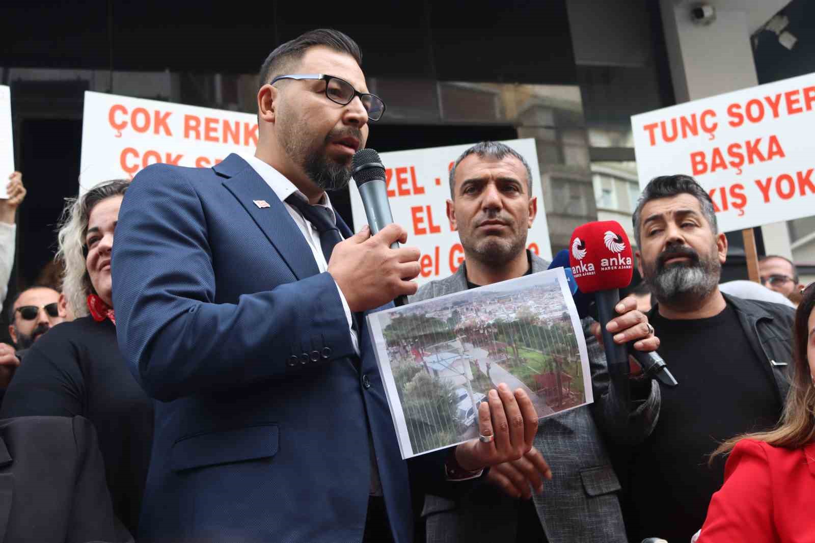 Tunç Soyer destekçilerinden CHP İzmir İl Başkanlığı önünde protesto
