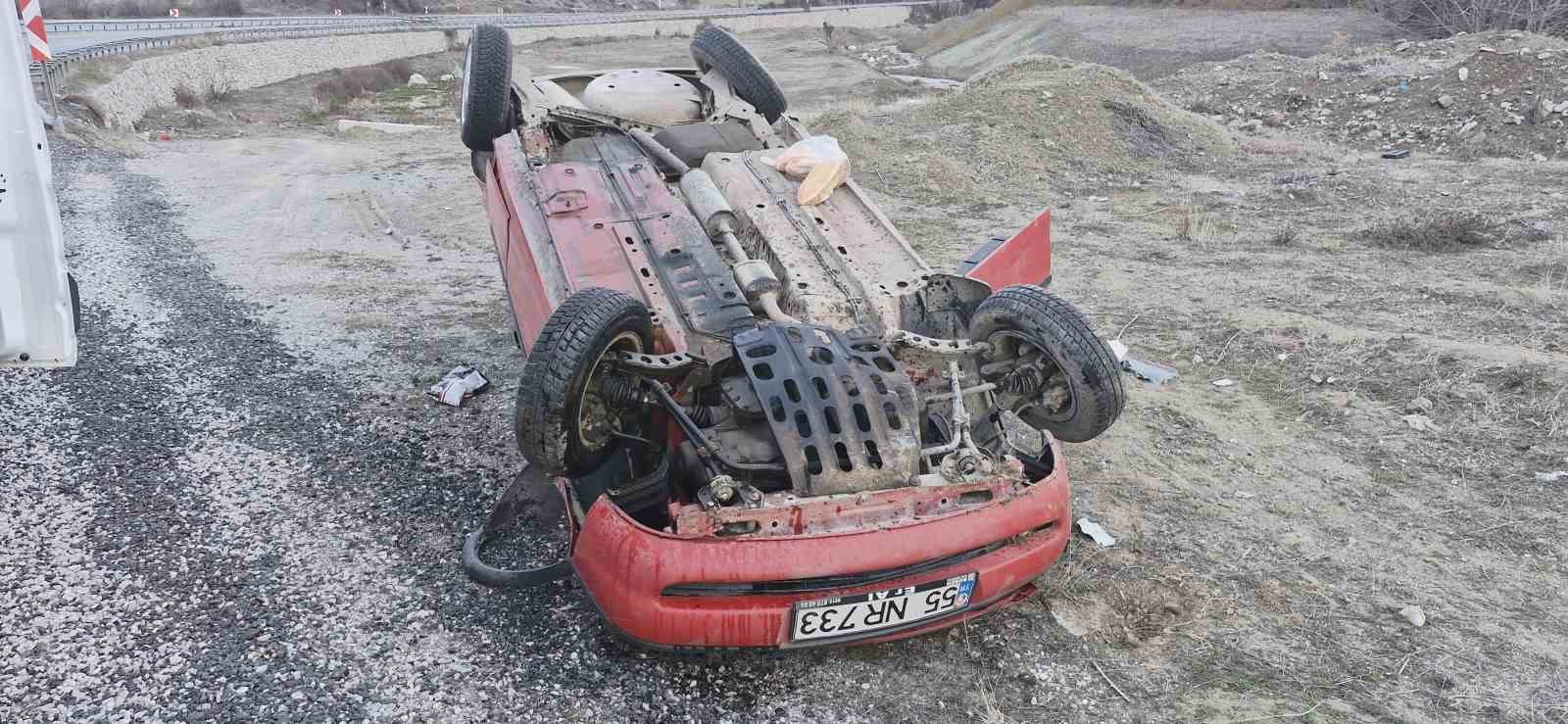 Virajı alamayan otomobil tarlaya u&ccedil;tu: 2&rsquo;si &ccedil;ocuk 3 yaralı
