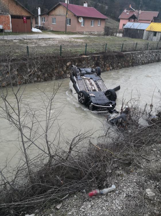 Bolu&rsquo;da yoldan &ccedil;ıkan cip dereye u&ccedil;tu: 4 kişi boğulmak &uuml;zereyken kurtarıldı 
