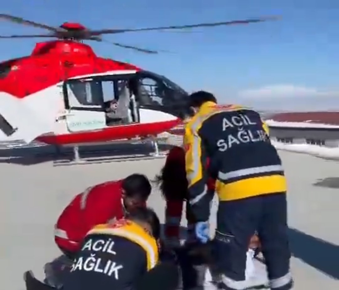 Van’da göğüs ağrısı olan hasta düşüncesince helikopter havalandı