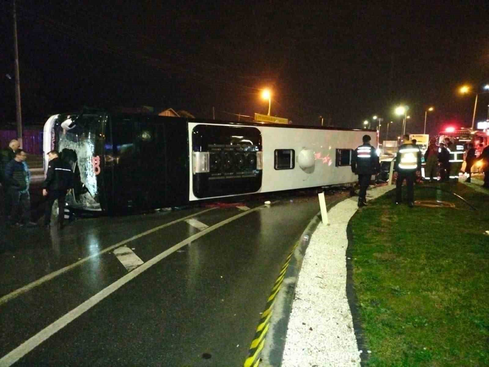 Balıkesir’de döner kavşağa hızlı giren otobüs devrildi