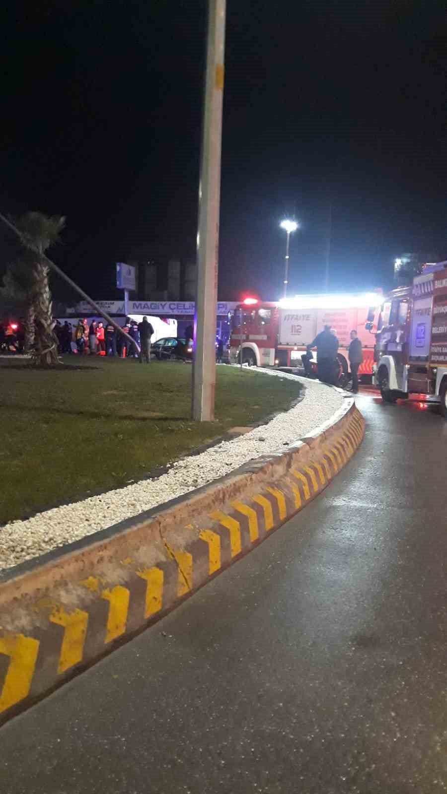 Balıkesir&rsquo;de d&ouml;ner kavşağa hızlı giren otob&uuml;s devrildi
