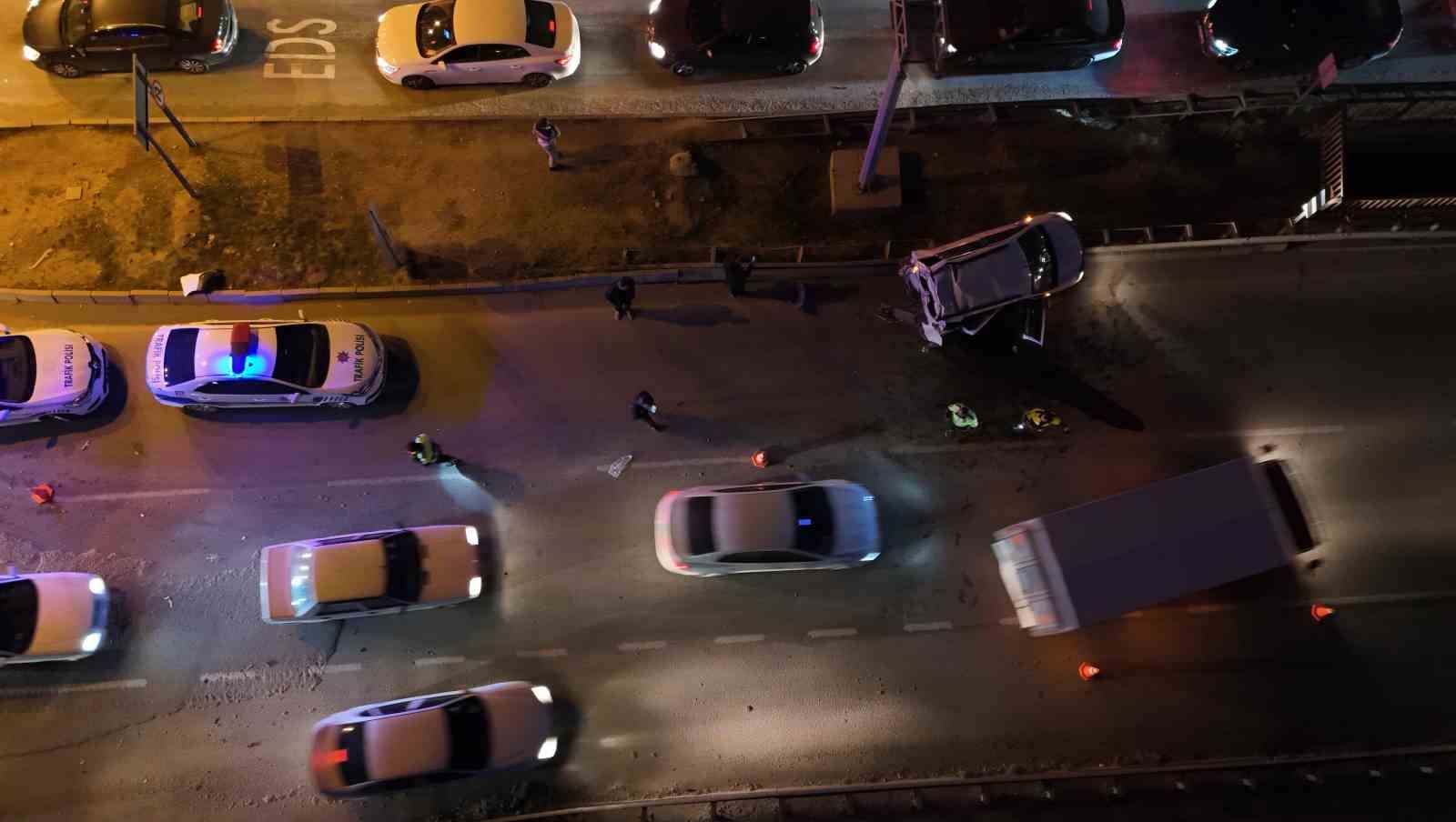 Tırın hafif ticari araca &ccedil;arptığı kaza g&uuml;venlik kamerasında
