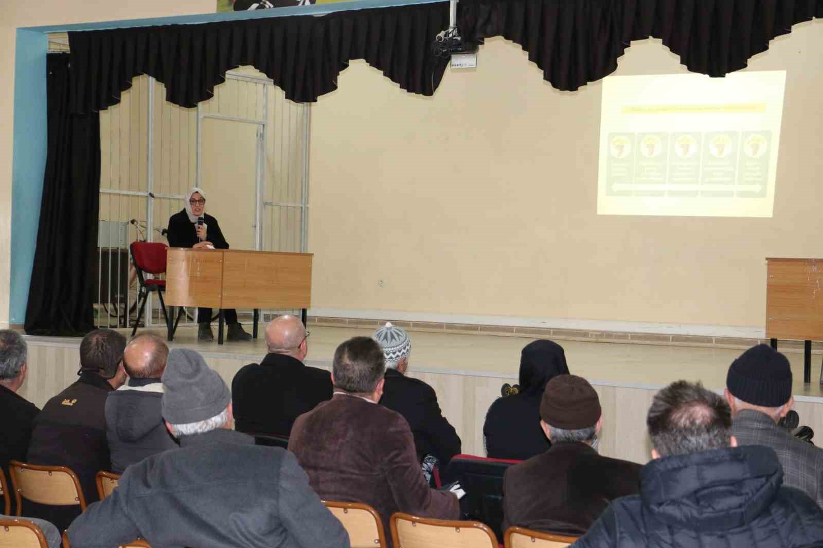 &Uuml;z&uuml;ml&uuml;&rsquo;de &ccedil;ift&ccedil;ilere &uuml;z&uuml;m bağlarında g&ouml;r&uuml;len hastalık ve zararlılarla ilgili eğitim verildi
