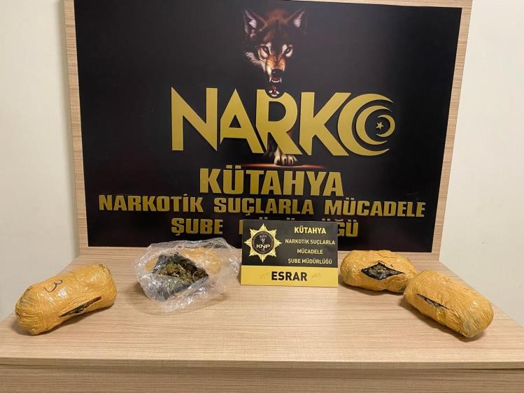 Kütahya’da otobüs yolcusunun çantasında 2 bin 116 gram esrar ele geçirildi