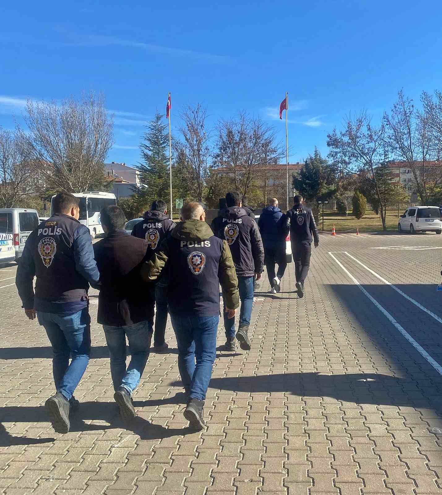 Aksaray’da dolandırıcılık ve veri hırsızlığından aranan 4 şahıs tutuklandı