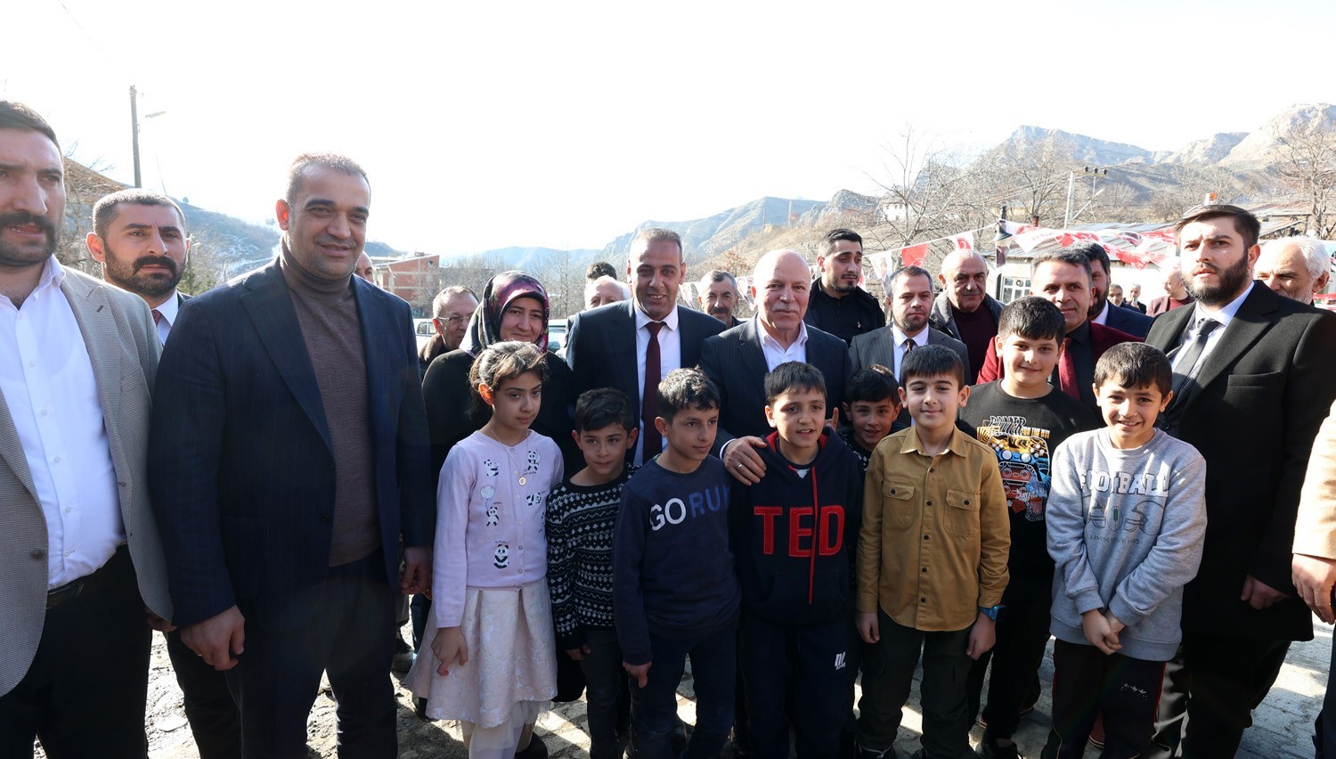 Başkan Sekmen Uzundere&rsquo;ye &ccedil;ıkarma yaptı
