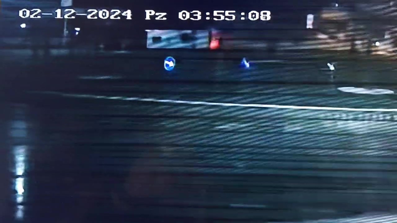 Balıkesir&rsquo;de yolcu otob&uuml;s&uuml;n&uuml;n devrilmesi sonucu bir kişinin &ouml;ld&uuml;ğ&uuml; 20 kişinin yaralandığı kaza g&uuml;venlik kamerasınca saniye saniye kayıt edildi
