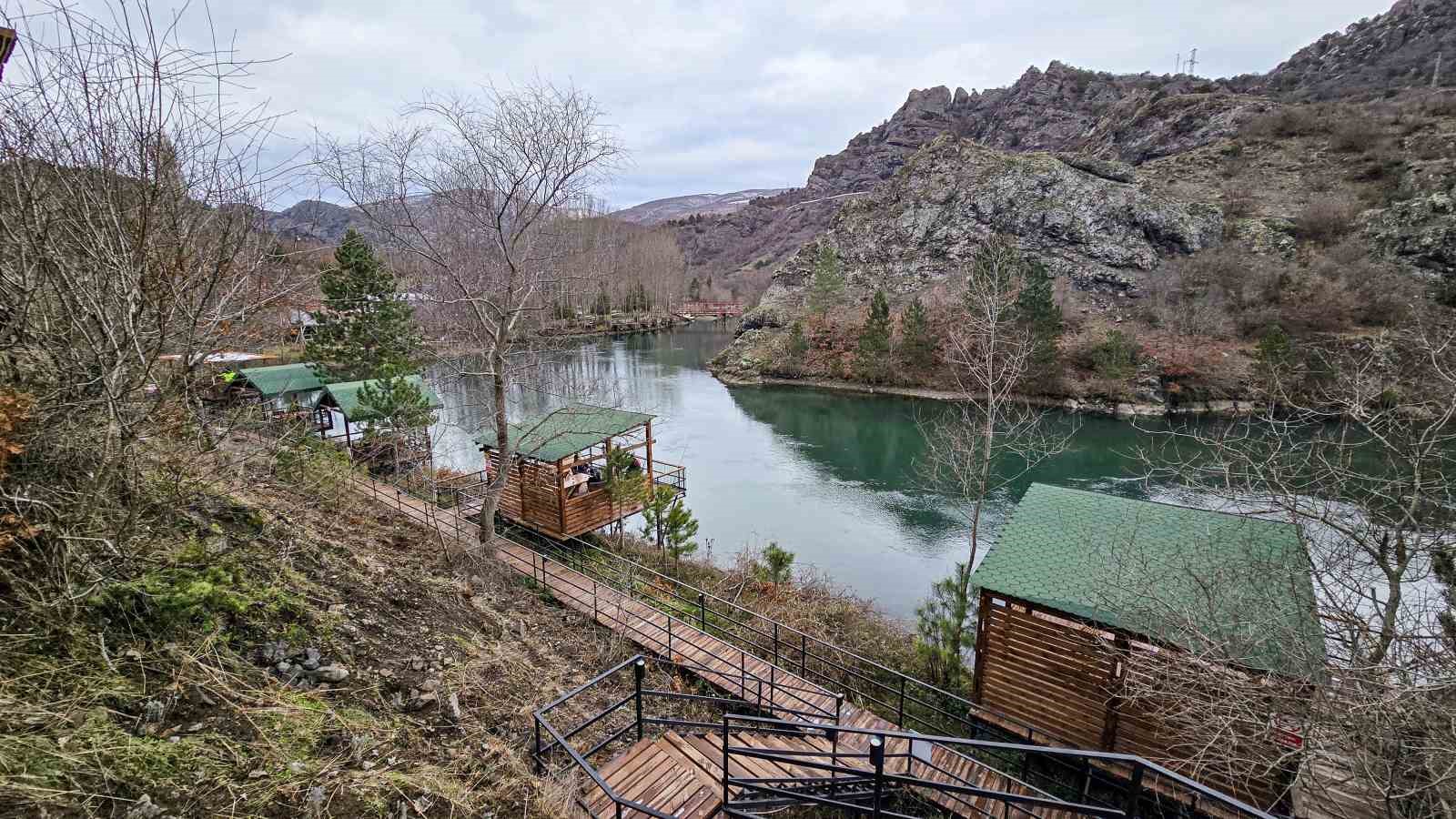 Tokat&rsquo;ta &uuml;nl&uuml; ressam Bob Ross&rsquo;un tablosunu andıran manzara
