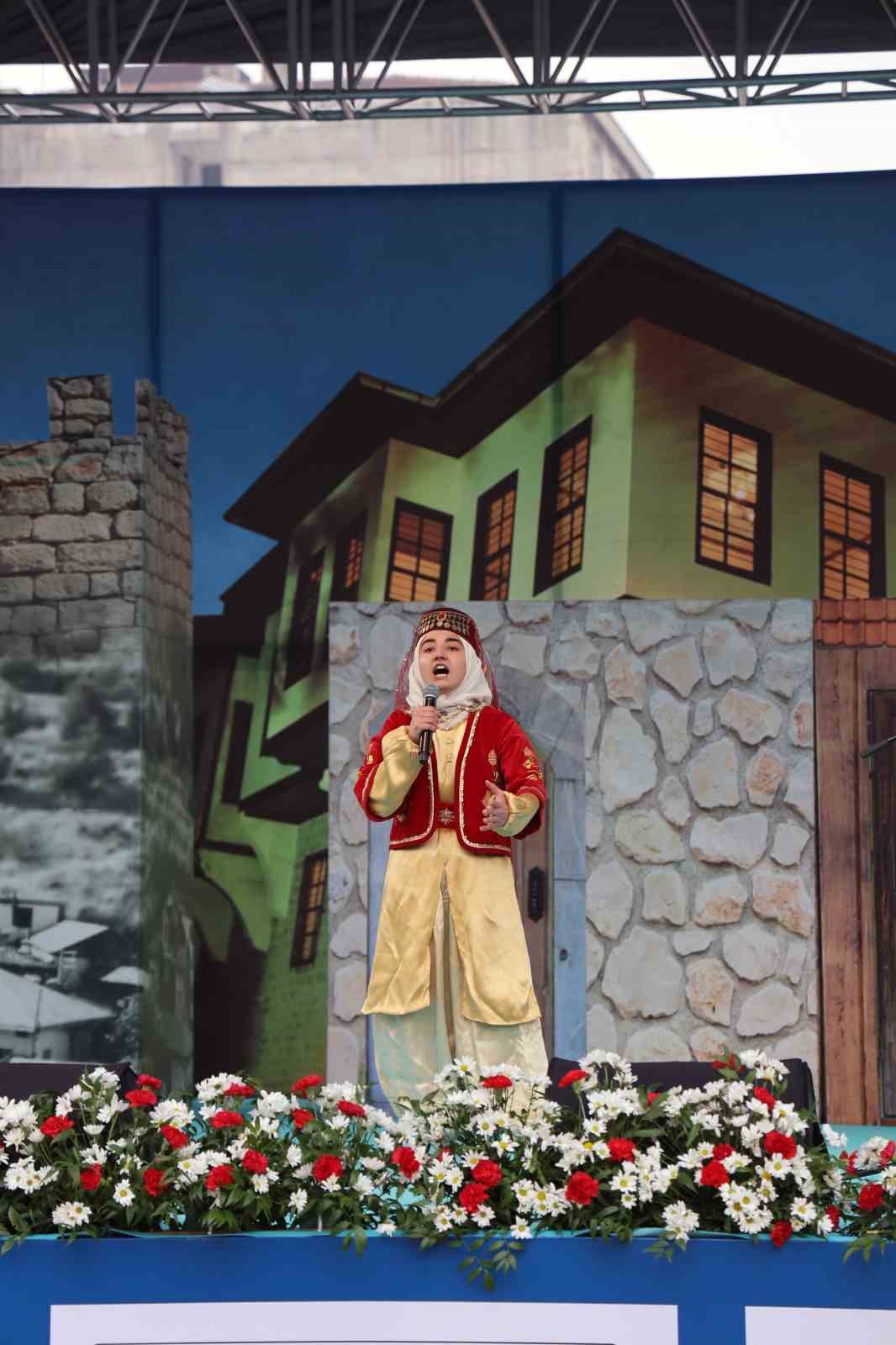 Depremin merkez üssünde buruk kurtuluş bayramı