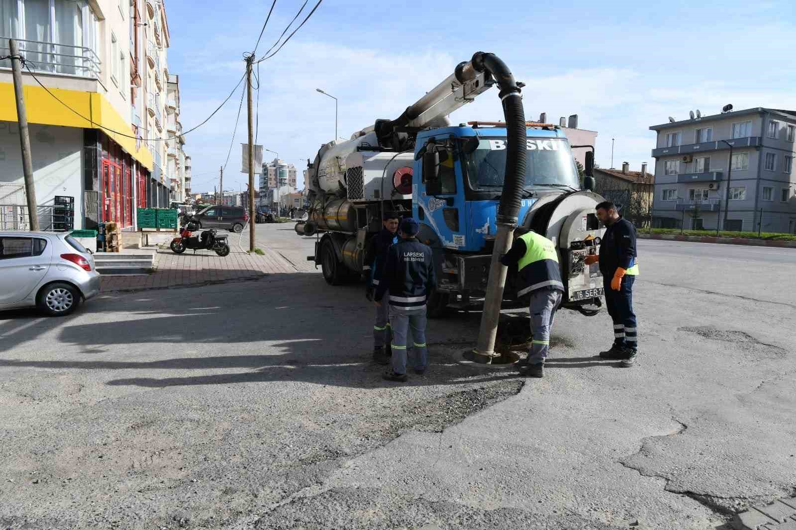 Lapseki&rsquo;de kanalizasyon temizliği hız kesmeden devam ediyor
