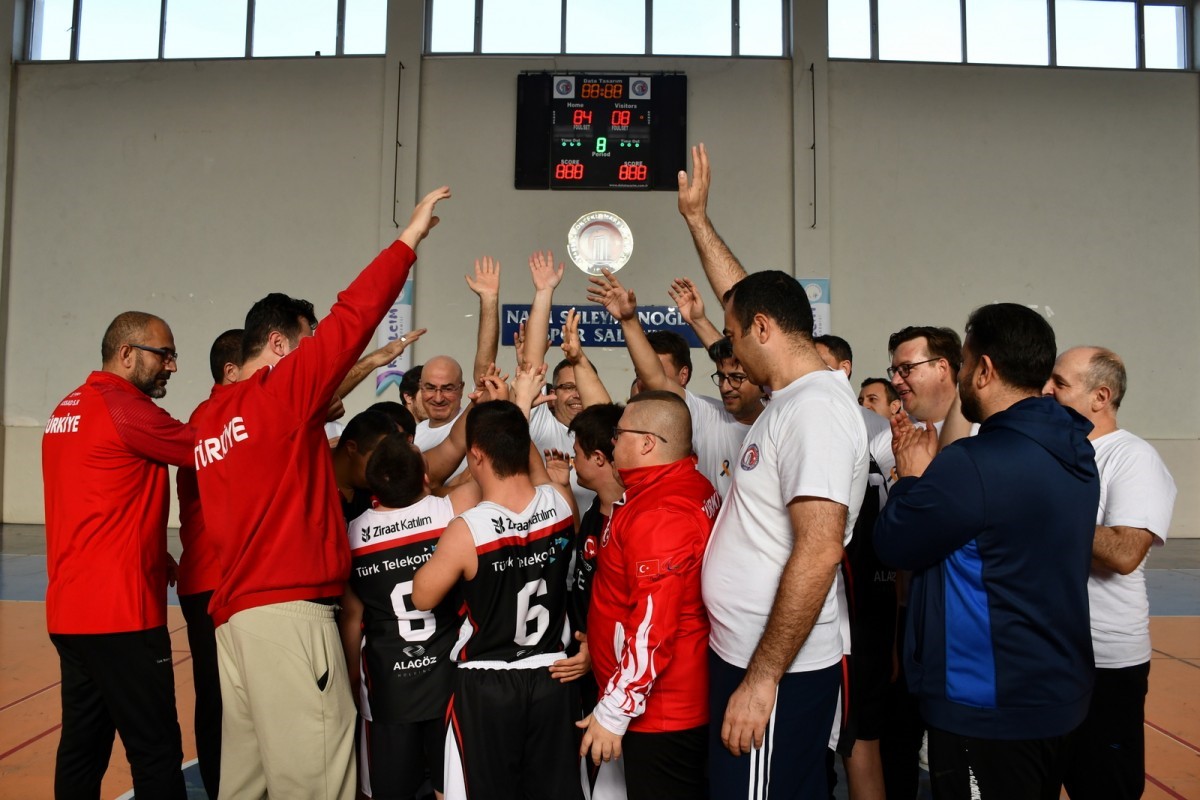 ÇOMÜ’de farkındalık müsabakasında dostluk kazandı