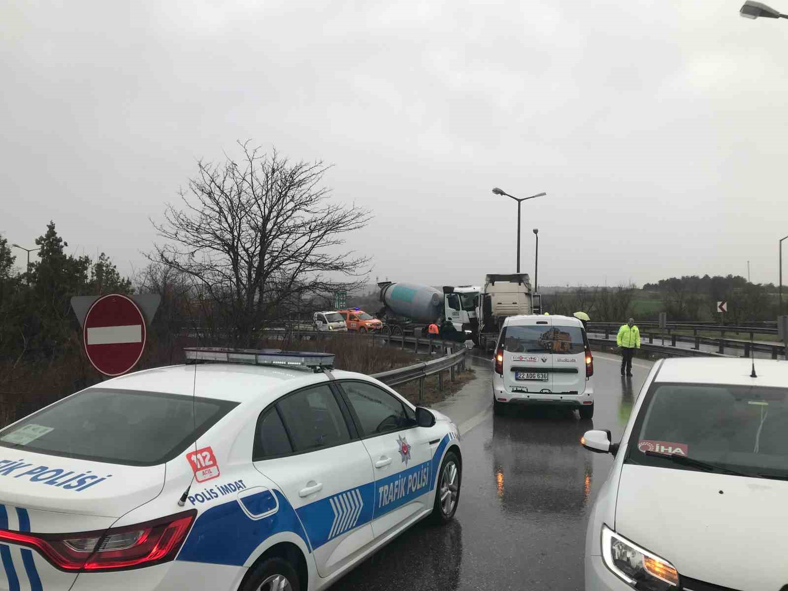 Ters yöne giren tırla beton mikseri kafa kafaya çarpıştı: 2 yaralı