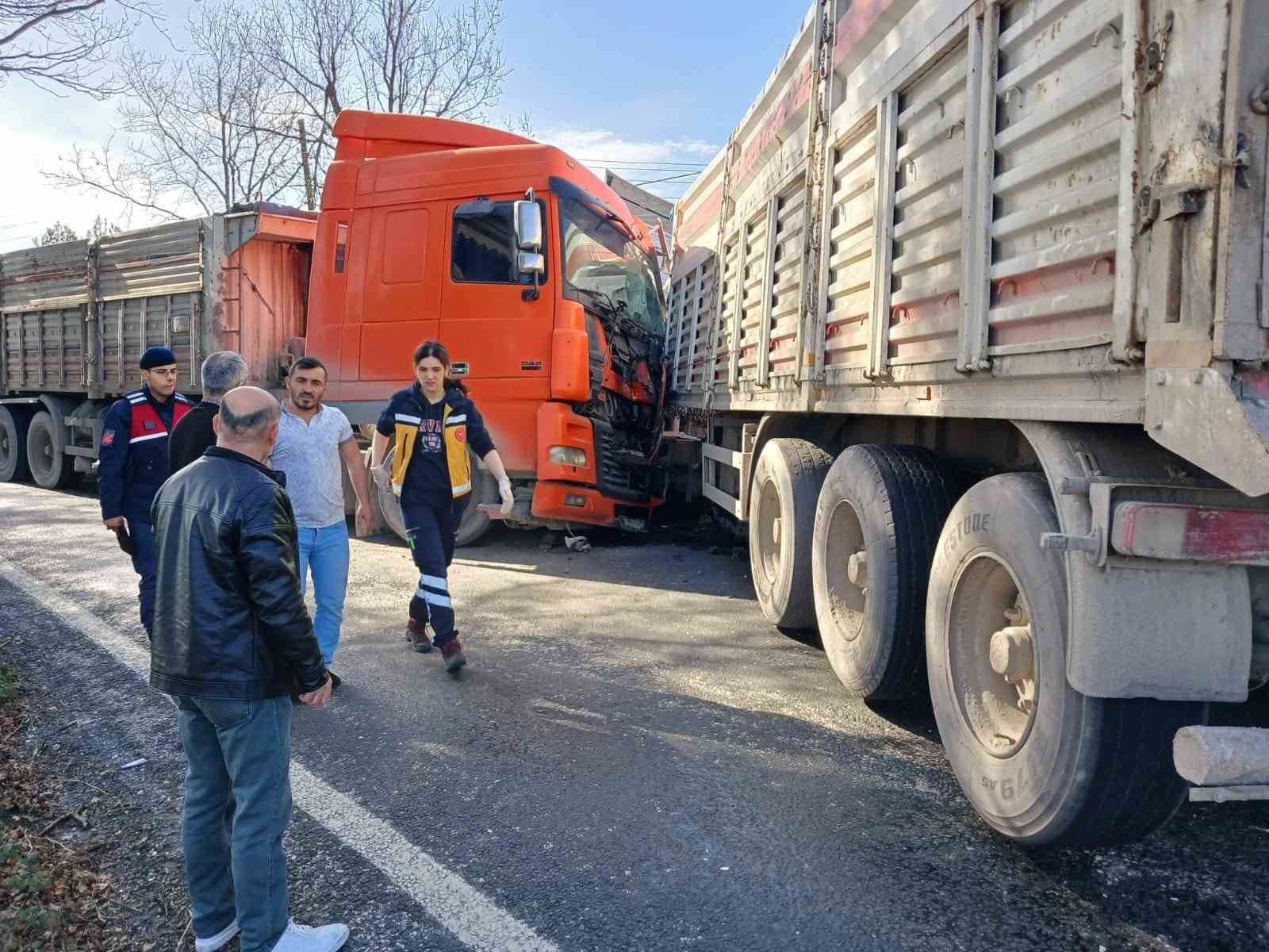 Alaplı&rsquo;da iki tır kafa kafaya &ccedil;arpıştı
