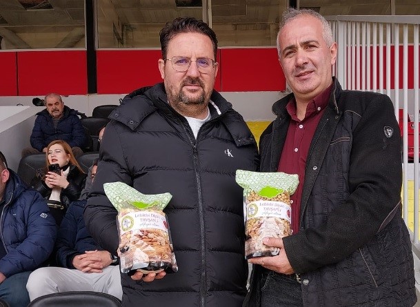 Tavşanlı’ya gelen takımlara leblebi ikramı
