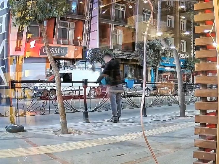 Yol &uuml;zerinde bulunan saksıların toprağını etrafa sa&ccedil;tı, yaptığına kimse anlam veremedi
