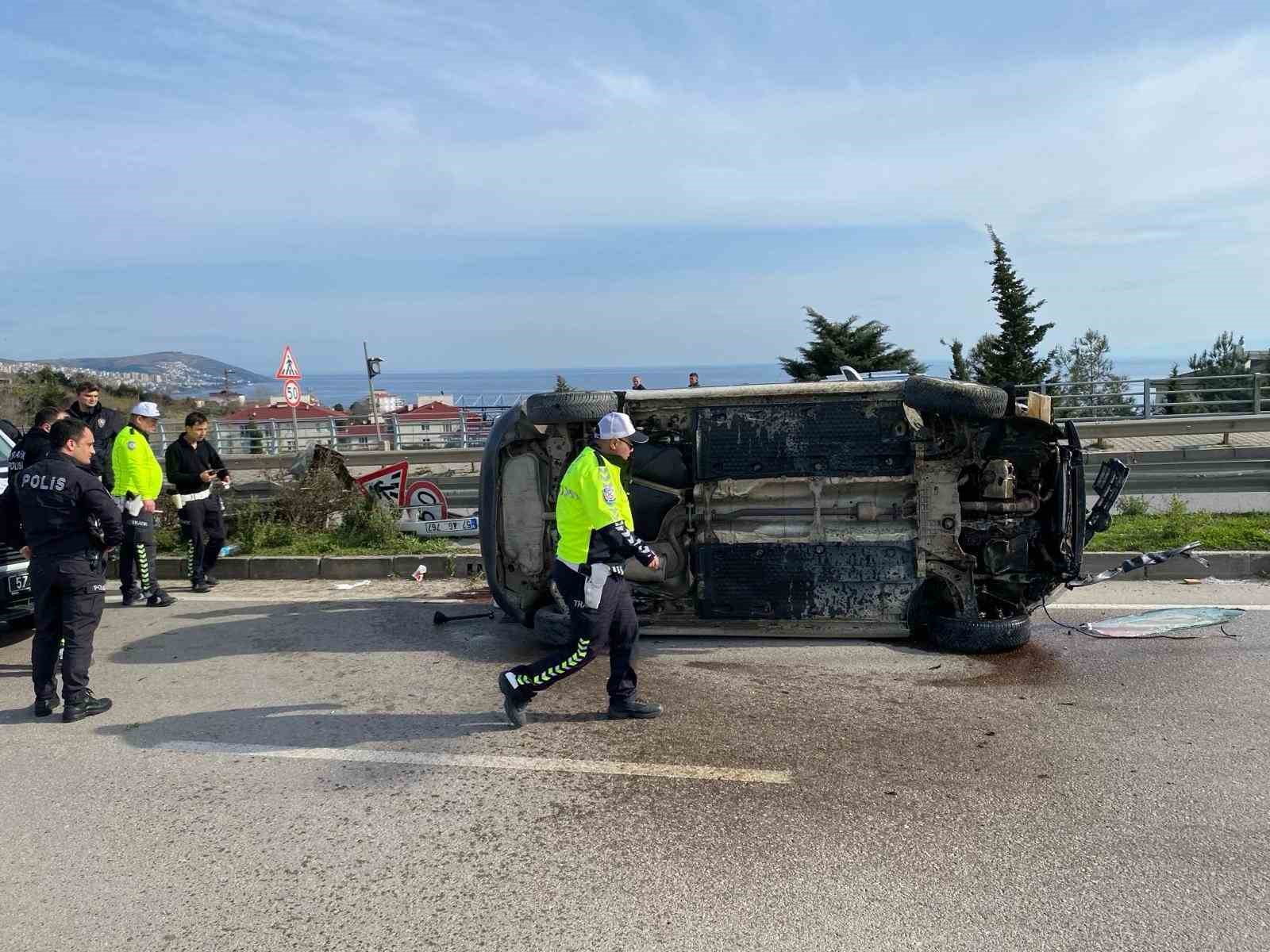 Sinop’ta virajı alamayan otomobil takla attı: 1 yaralı

