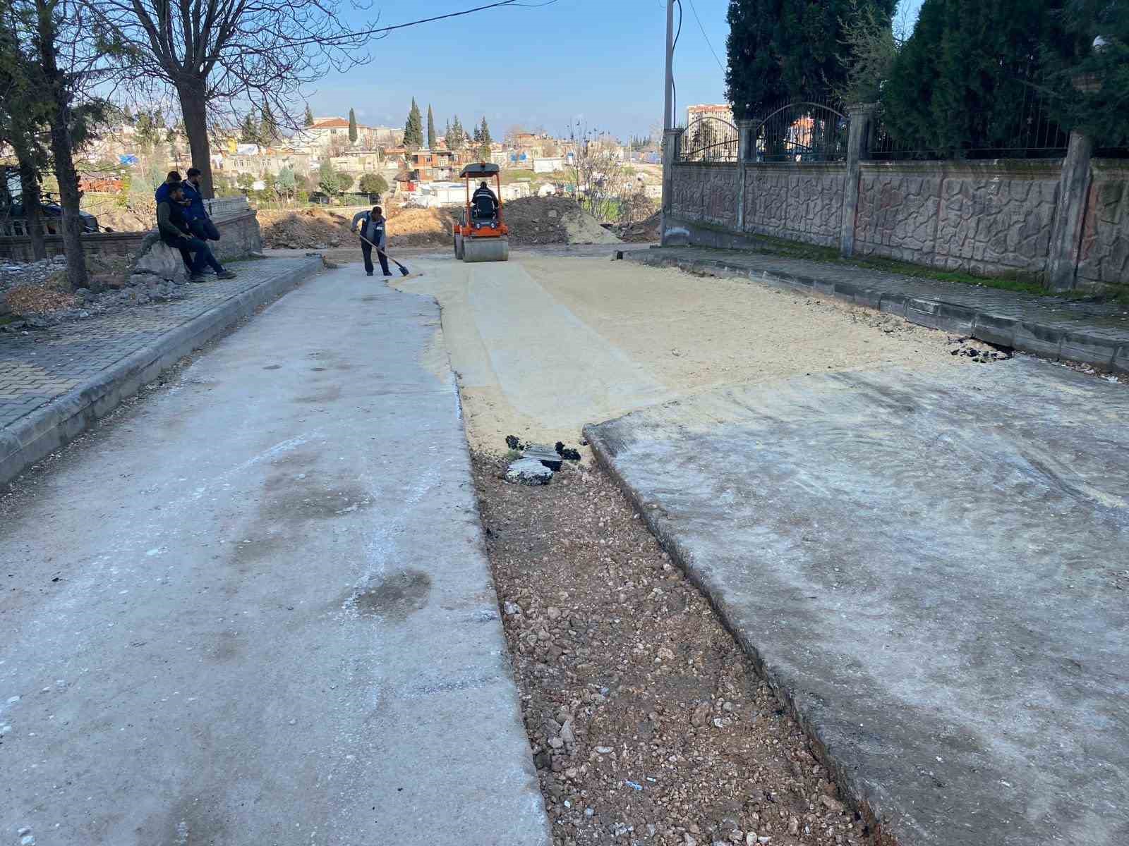 Belediye kaldırım ve yol &ccedil;alışmalarını s&uuml;rd&uuml;r&uuml;yor
