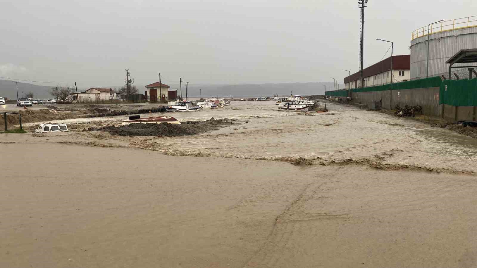 &Ccedil;anakkale&rsquo;de sağanak yağış nedeniyle Kepez &ccedil;ayı taştı
