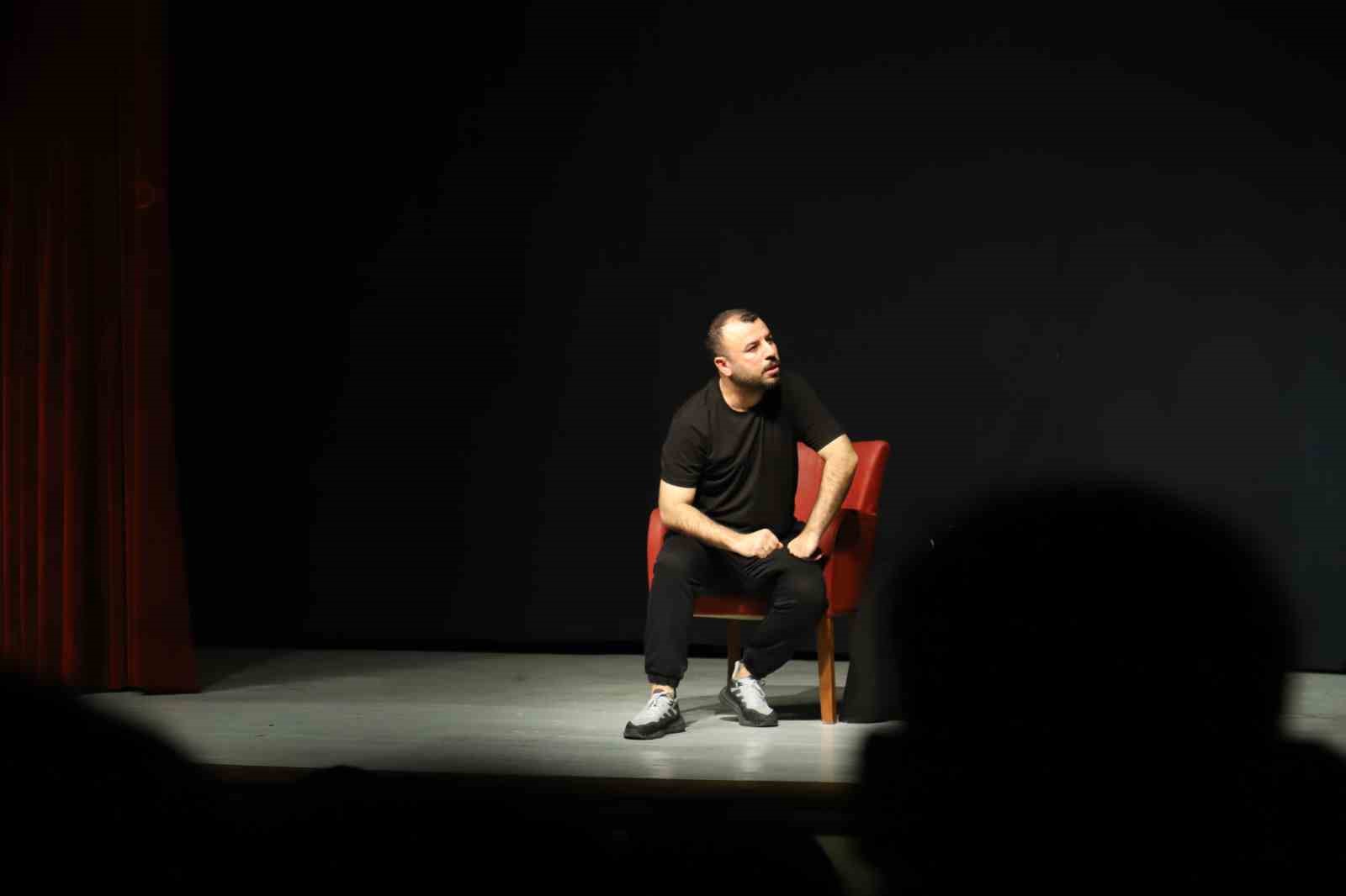 Bitlis&rsquo;te K&uuml;rt&ccedil;e stand up g&ouml;sterisi yapıldı
