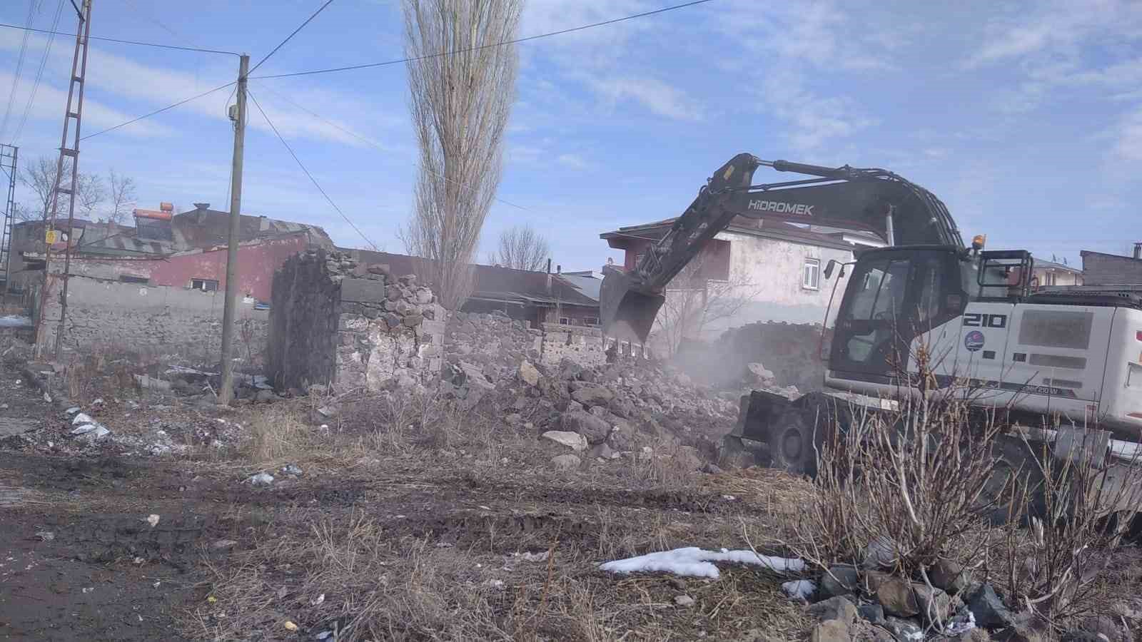 Kars&rsquo;ta metruk binaların yıkımı s&uuml;r&uuml;yor
